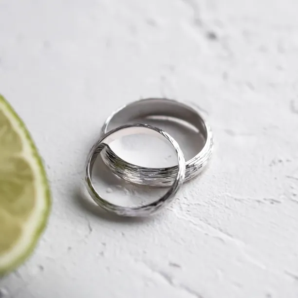 Zlaté snubní prsteny ve tvaru stromu DRIS Image