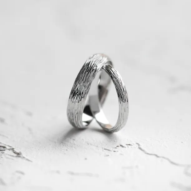 Zlaté snubní prsteny ve tvaru stromu DRIS Image