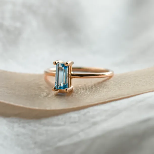 Zlatý prsten s modrým topazem CONSTANCE Image