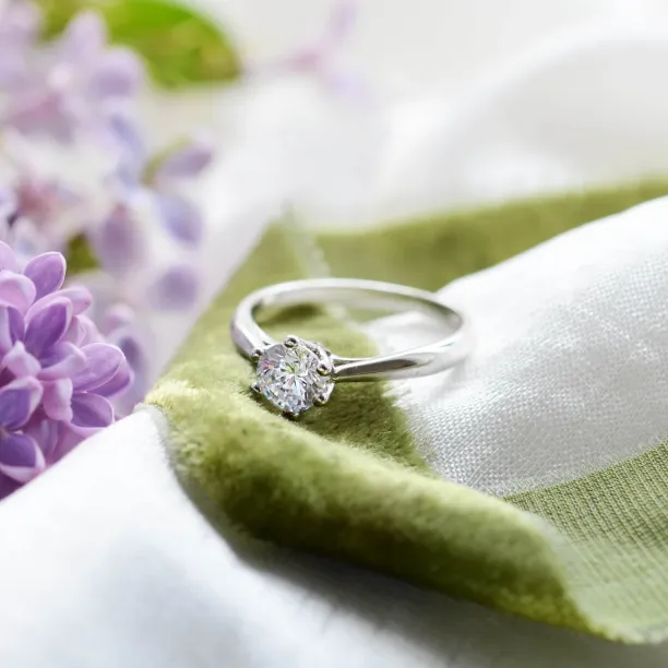 Zlatý zásnubní prsten s diamantem OLLY Image