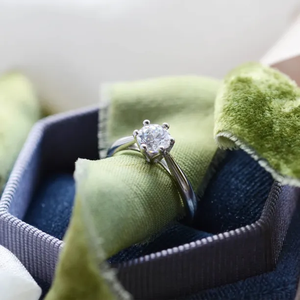 Zlatý zásnubní prsten s diamantem OLLY Image