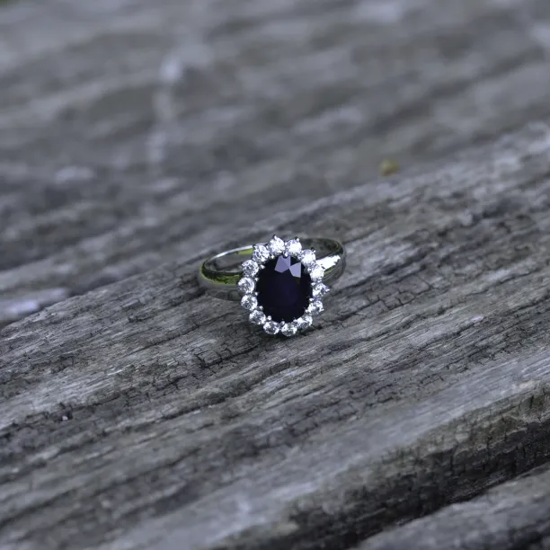 Zlatý prsten se safírem a diamanty JUFI Image