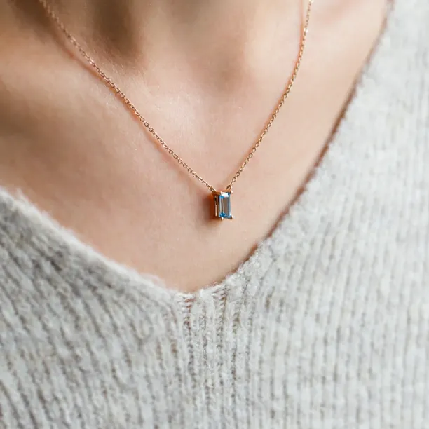 Zlatý náhrdelník s baguette topazem LUCERNE Image