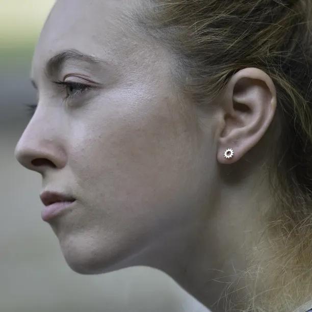 LOLLI neobvyklé stříbrné minimalistické náušnice pro pozoruhodnou dámu Image