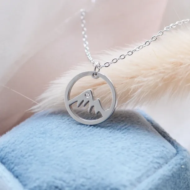 Stříbrný přívěsek s diamantem pro horské nadšence MUNI Image