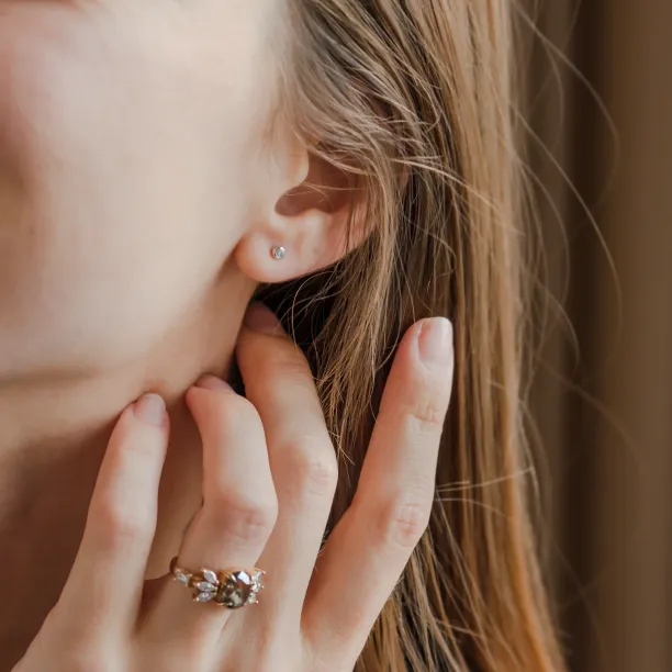 Zlaté minimalistické puzetové náušnice s diamanty ANY Image