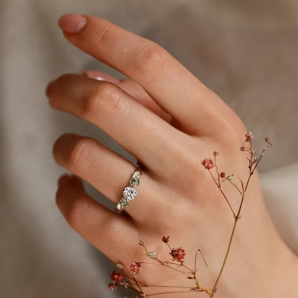 Zásnubní zlatý prsten s moissanitem PENI Image