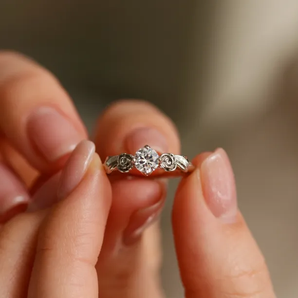 Zásnubní zlatý prsten s moissanitem PENI Image