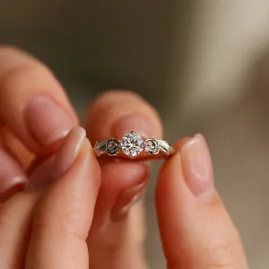 Zásnubní zlatý prsten s moissanitem PENI Thumbnail