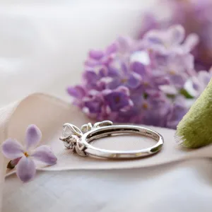 Zásnubní zlatý prsten s moissanitem PENI Thumbnail