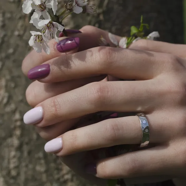 Reliéfní zlaté snubní prsteny s diamanty RONI Image