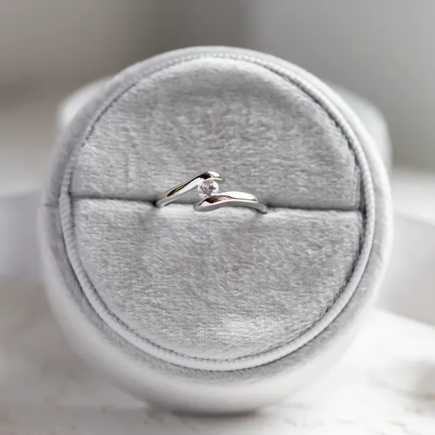 Zásnubní zlatý prsten s diamantem LEA Image