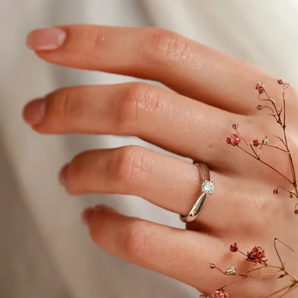 Zásnubní zlatý prsten s diamantem 0.25ct  LOVIN Image