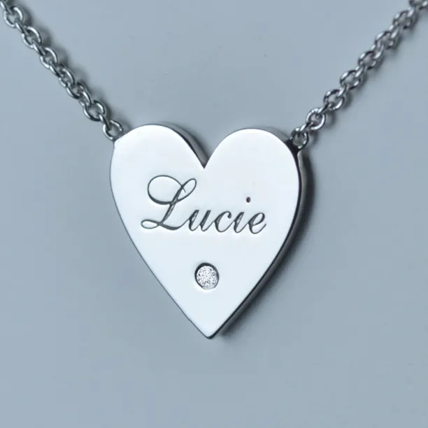 Zlatý přívěsek s gravírováním jména a diamantem JENI Image