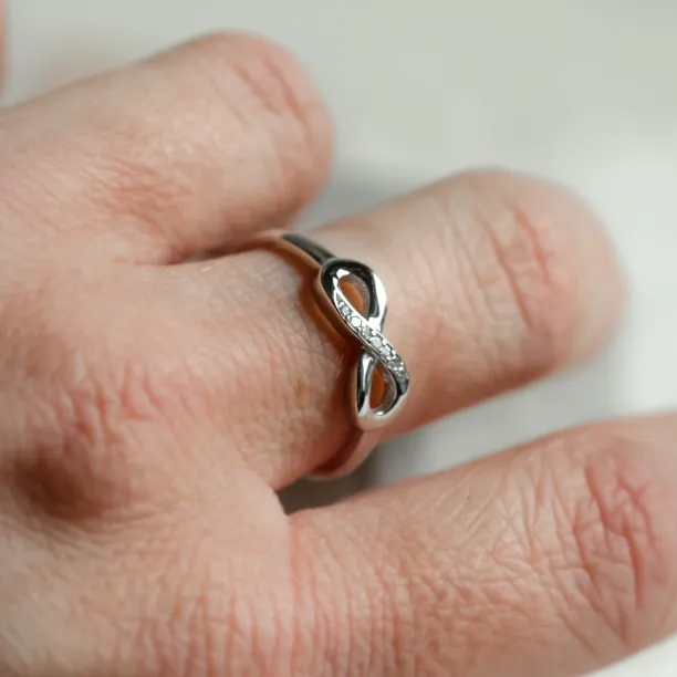 Zlatý prsten ve tvaru nekonečna s diamanty SALVIN Image