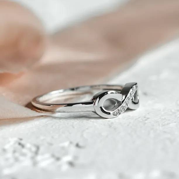 Zlatý prsten ve tvaru nekonečna s diamanty SALVIN Image