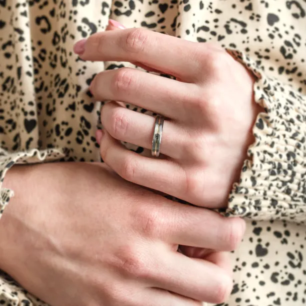 Zlaté snubní prsteny s diamantem pokryté černým rhodiem MOON Image