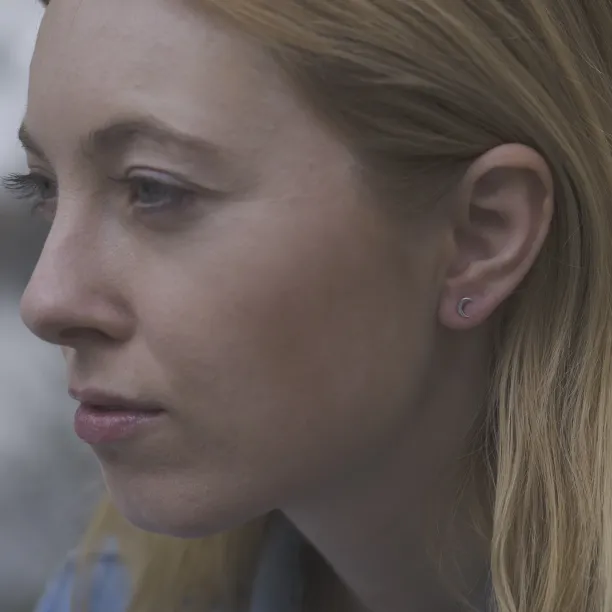 Zlaté minimalistické náušnice ALVIN ve tvaru půlměsíce Image