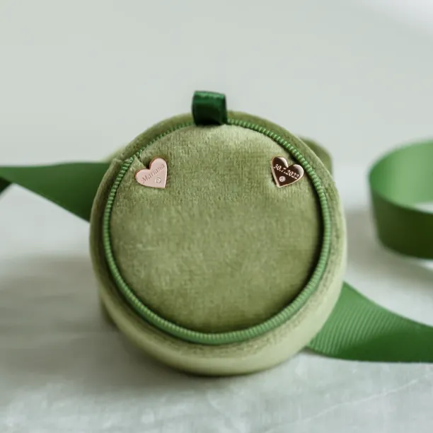 Zlaté minimalistické náušnice s gravírem a diamanty SVETTE Image