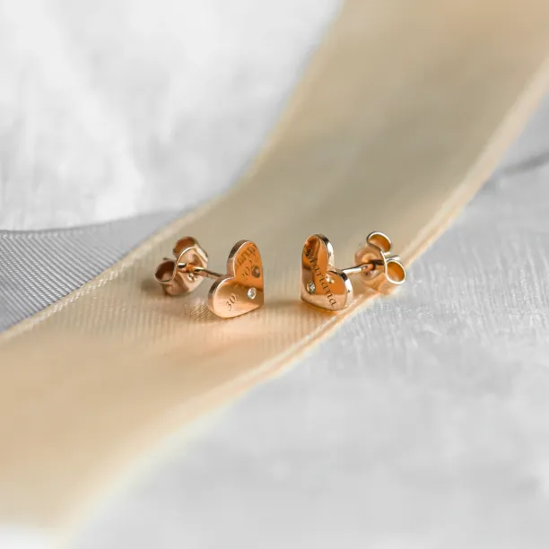 Zlaté minimalistické náušnice s gravírem a diamanty SVETTE Image