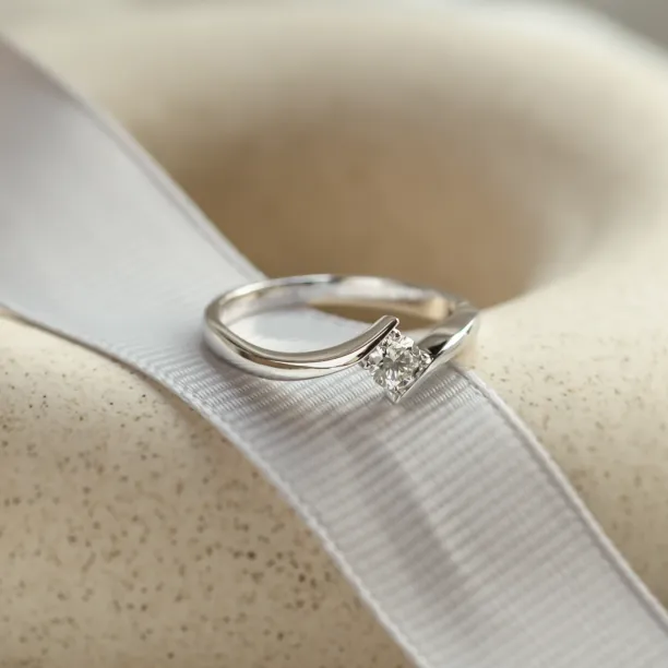 Luxusní zlatý zásnubní prsten s diamantem GRESE Image