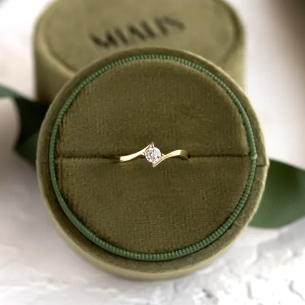 Luxusní zlatý zásnubní prsten s diamantem GRESE Image