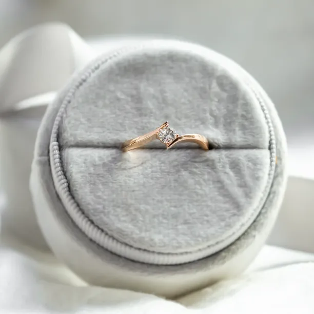 Luxusní zlatý zásnubní prsten s diamantem GRESE Image