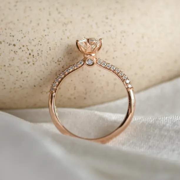 LIVKE classic gold diamond engagement ring Image