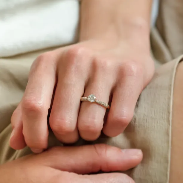 LIVKE classic gold diamond engagement ring Image