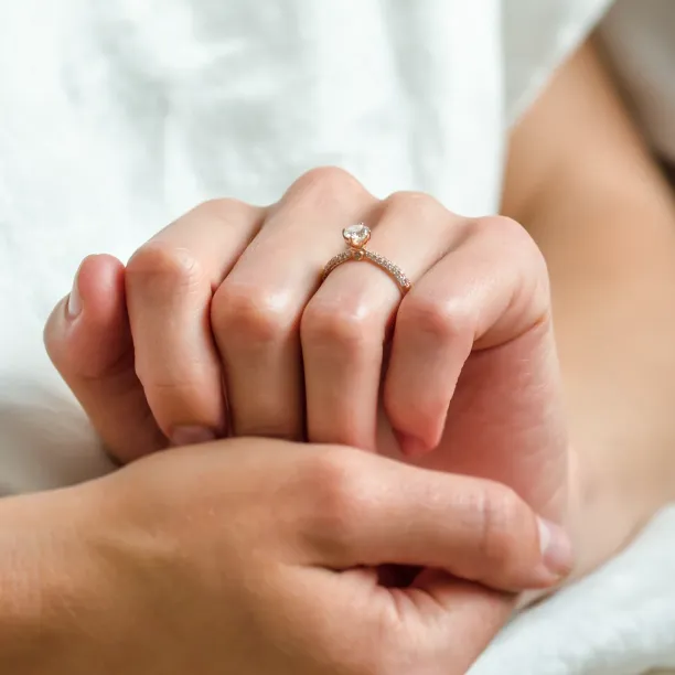 LIVKE classic gold diamond engagement ring Image