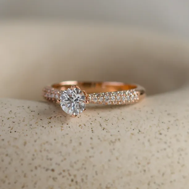 LIVKE classic gold diamond engagement ring Image