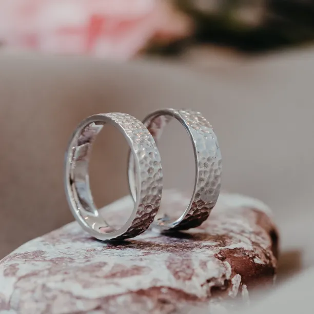 Tepané snubní prsteny ze zlata LANI Image