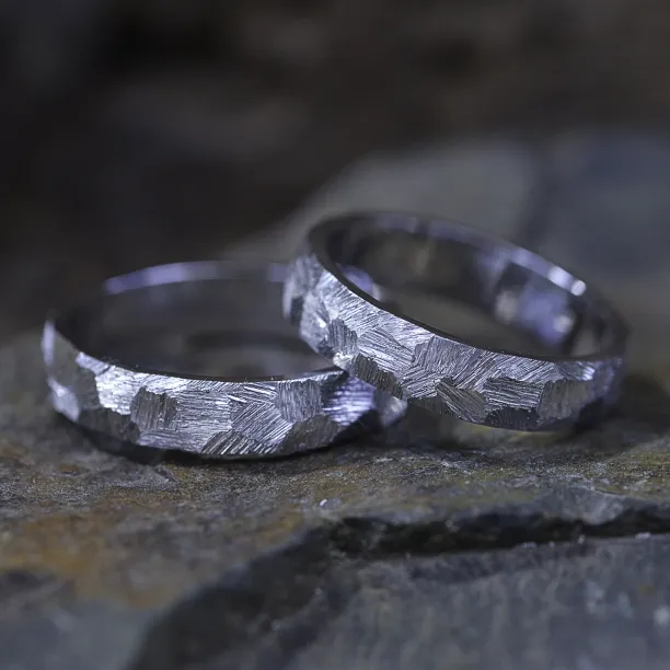 Škrábané snubní prsteny z bílého zlata MUZI Image