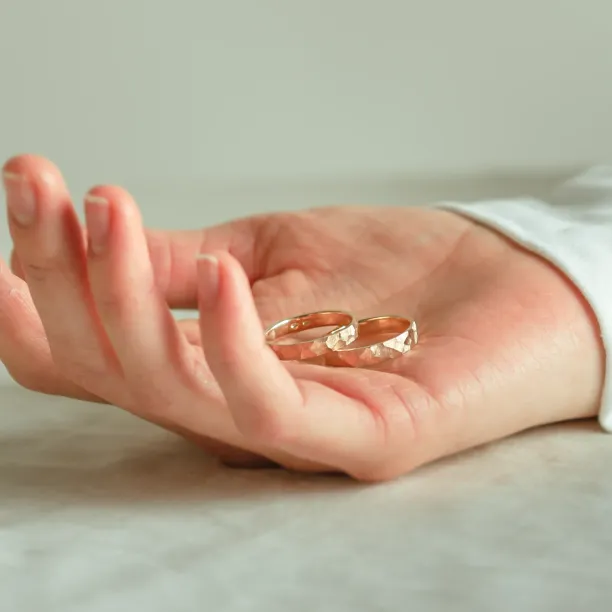 Škrábané snubní prsteny z bílého zlata MUZI Image