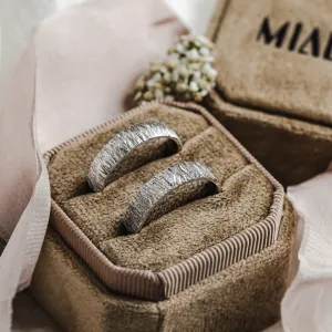 Matné snubní prsteny s reliéfním povrchem CUTI Thumbnail