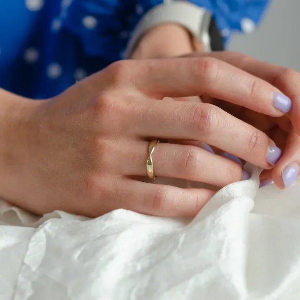 Zlaté snubní prsteny se zúžením LALI Image