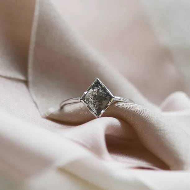 Zlatý prsten s diamantem ve velmi originálním osazení ERICA Image