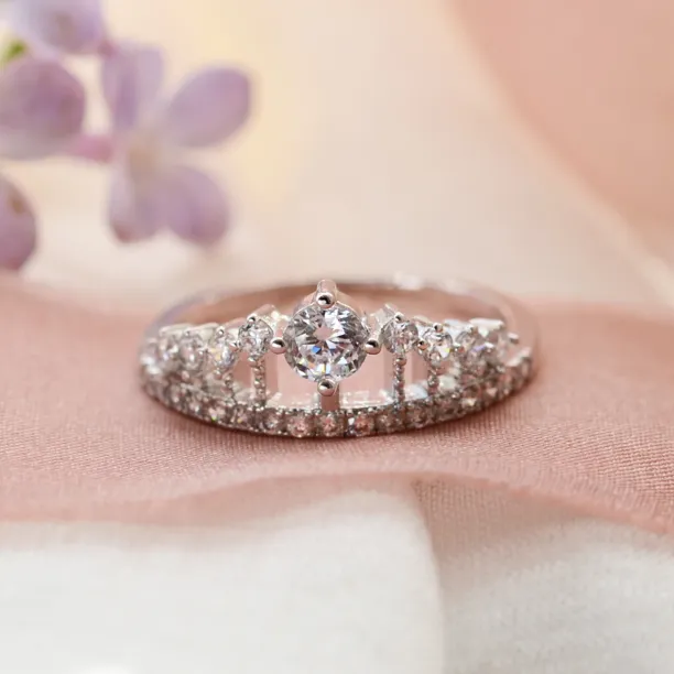 HEBO gold engagement ring in the shape of crown Image