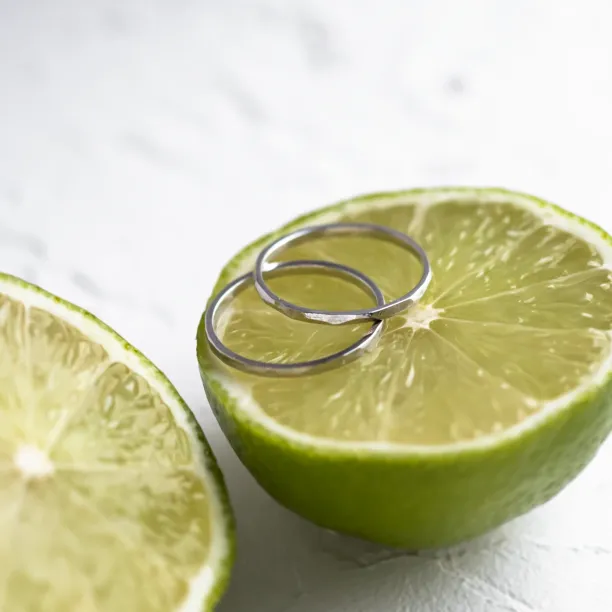 Minimalistické snubní prsteny s tepaným povrchem GOLED Image