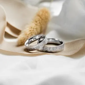 Zlaté snubní prsteny s tepaným povrchem BOMM Thumbnail