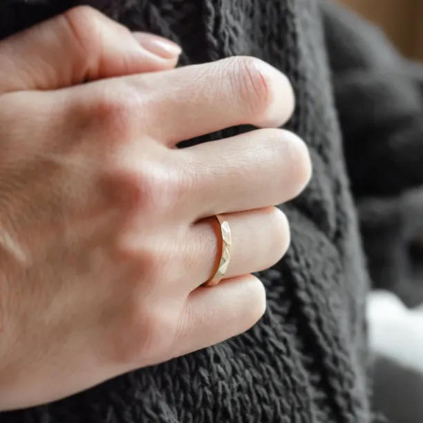 Zlaté snubní prsteny s tepaným povrchem BOMM Image