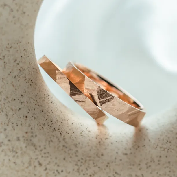 Zlaté snubní prsteny s tepaným povrchem BOMM Image