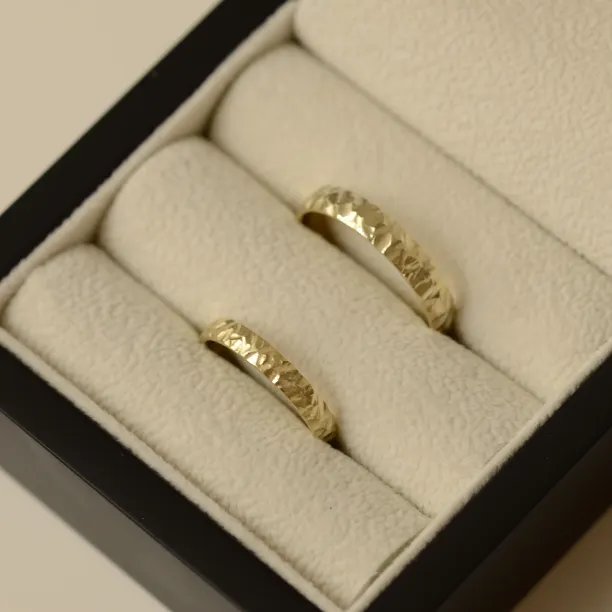 Zlaté snubní prsteny s reliéfním povrchem FIO Image