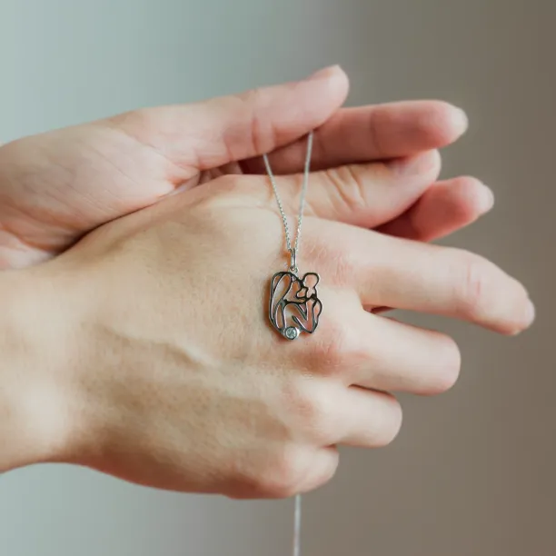 Jedinečný přívěsek ze zlata a diamantem s vyobrazením matky a dítěte MOMMY Image