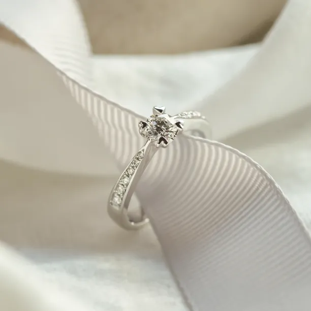 Gold ring with diamonds LOTE Image