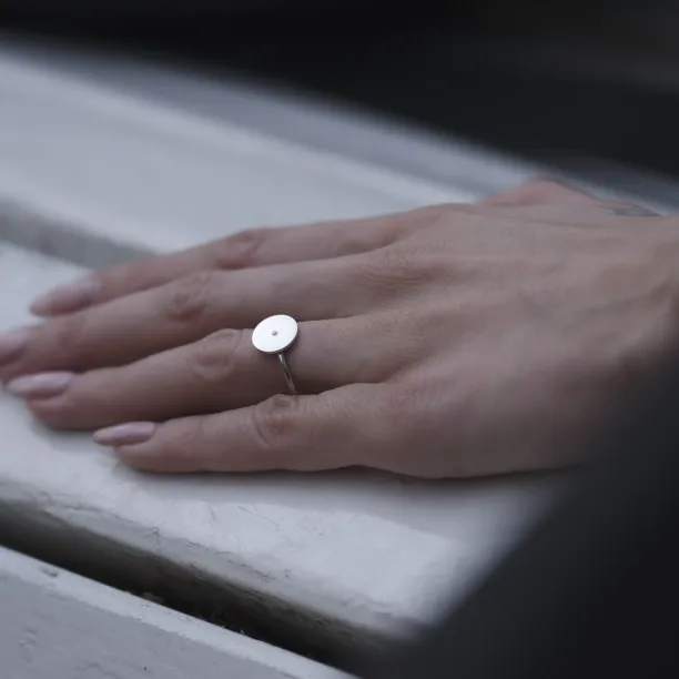 Minimalistický zlatý prsten s gravÍrováním a diamantem BERY Image