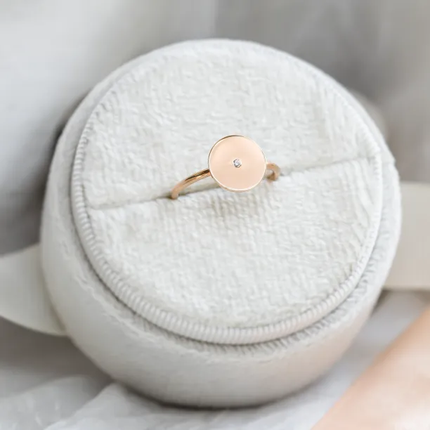 Minimalistický zlatý prsten s gravÍrováním a diamantem BERY Image