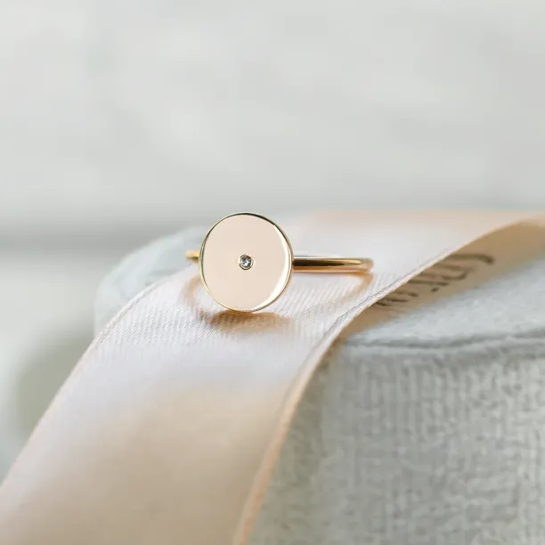 Minimalistický zlatý prsten s gravÍrováním a diamantem BERY Image