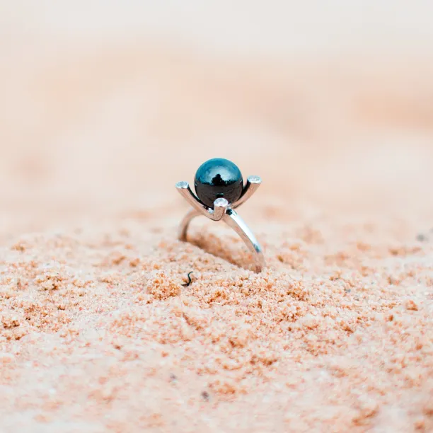 Zlatý prsten s hematitem a diamanty BURAS Image