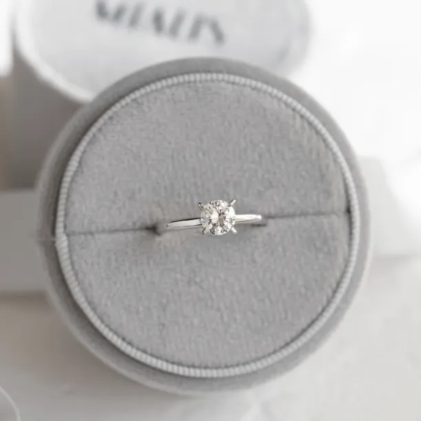 Zlatý zásnubní prsten  ve stylu solitér s diamantem 0.4ct VEITA Image